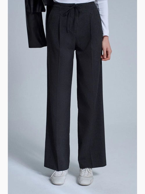 Wijde crêpe broek met trekkoord dilvin - Kiabi Wijde crêpe broek met trekkoord dilvin - Kiabi