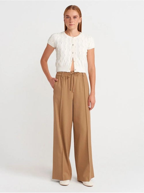 Wijde crêpe broek met trekkoord in de taille dilvin - Kiabi Wijde crêpe broek met trekkoord in de taille dilvin - Kiabi
