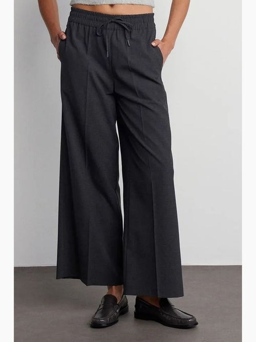 Wijde crêpe broek met trekkoord in de taille dilvin - Kiabi Wijde crêpe broek met trekkoord in de taille dilvin - Kiabi
