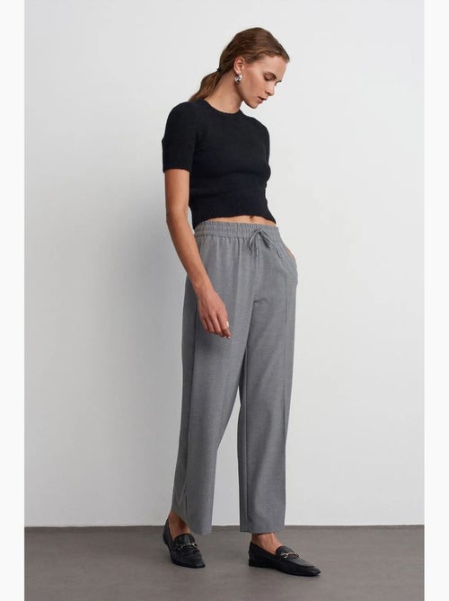 Wijde crêpe broek met trekkoord in de taille dilvin - Kiabi Wijde crêpe broek met trekkoord in de taille dilvin - Kiabi