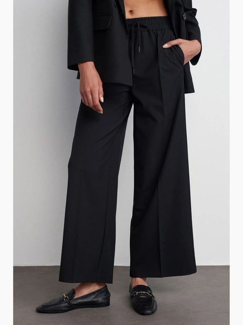 Wijde crêpe broek met trekkoord in de taille dilvin - Kiabi Wijde crêpe broek met trekkoord in de taille dilvin - Kiabi