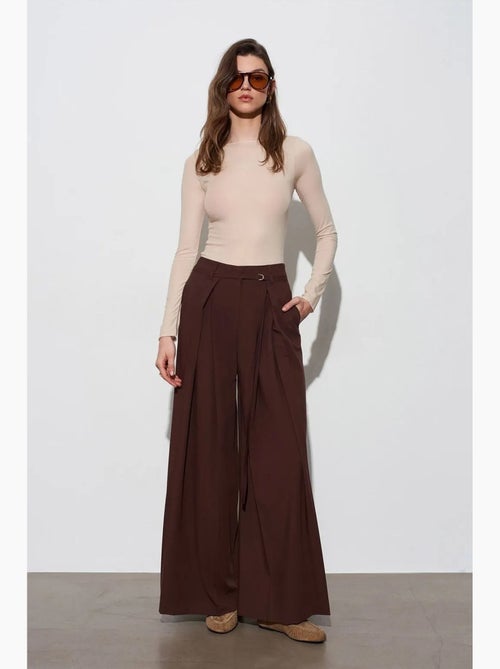 Wijde pantalon met plooien en ceintuur dilvin - Kiabi Wijde pantalon met plooien en ceintuur dilvin - Kiabi