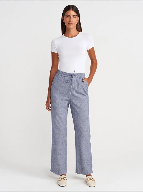 Wijde tencel broek met trekkoord in de taille dilvin - Kiabi Wijde tencel broek met trekkoord in de taille dilvin - Kiabi