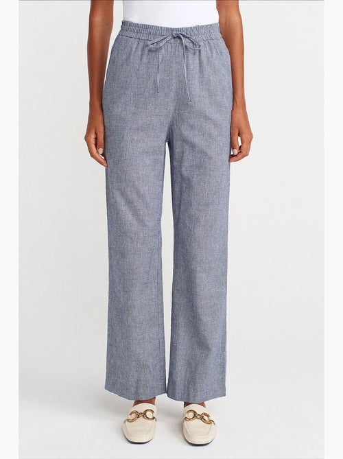 Wijde tencel broek met trekkoord in de taille dilvin - Kiabi Wijde tencel broek met trekkoord in de taille dilvin - Kiabi