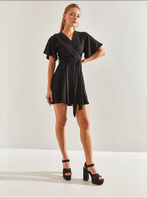 Wikkeljurk met strikceintuur en korte broek lucci - Kiabi Wikkeljurk met strikceintuur en korte broek lucci - Kiabi