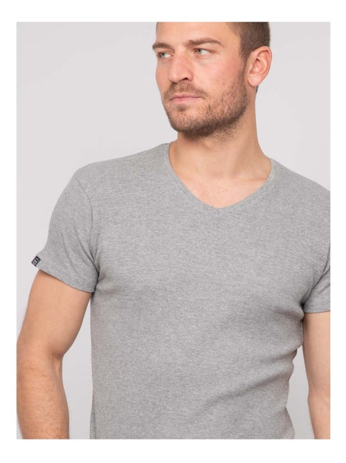 William geribbeld katoenen t-shirt met v-hals - Kiabi William geribbeld katoenen t-shirt met v-hals - Kiabi