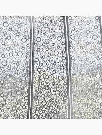 Windscherm van gebreid materiaal met opengewerkte cirkels