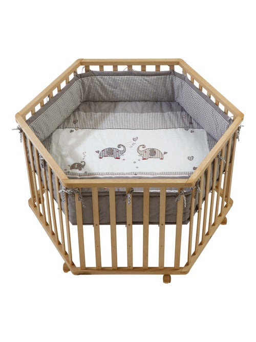 Zeshoekige houten babybox + boxkleed met olifantjesprint 'jumbotwins' roba - Kiabi Zeshoekige houten babybox + boxkleed met olifantjesprint 'jumbotwins' roba - Kiabi