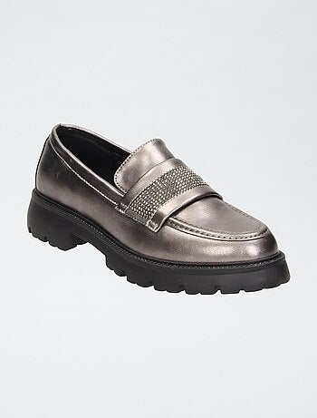 Zilverkleurige glanzende loafers met bandjes met strass