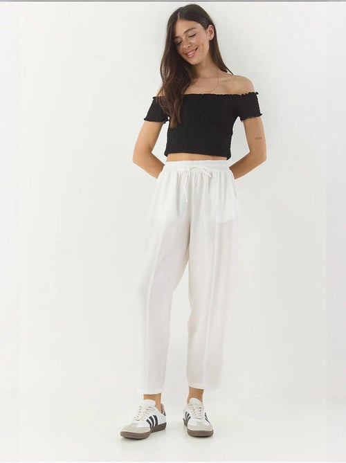 Zomerbroek met wortelmotief en riem en zakdetails lucci - Kiabi Zomerbroek met wortelmotief en riem en zakdetails lucci - Kiabi