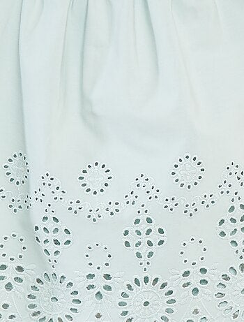 Bloesje met smokwerk en broderie anglaise