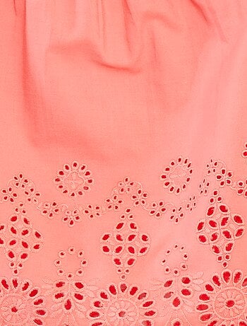 Bloesje met smokwerk en broderie anglaise