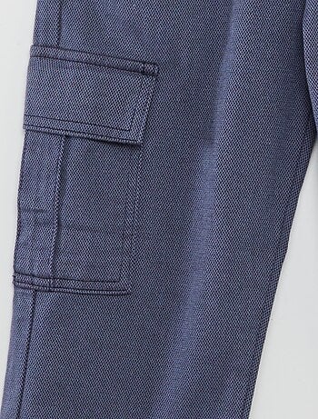 Broek met visgraatmotiefje en zakken met klepje