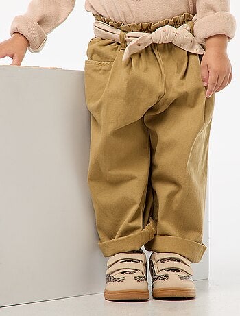 Broek van keperstof met ceintuur