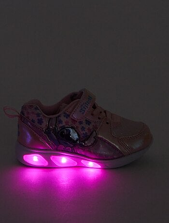 Disney-sneakers met Stitch-print en lichtgevende zolen