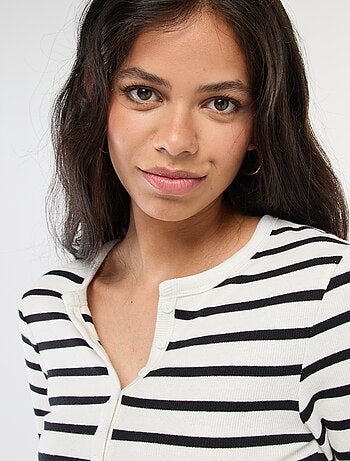 Effen T-shirt van ribstof met henleykraag