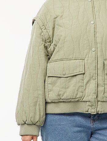 Gewatteerd, katoenen jasje met sierstiksel in verticale golflijnen