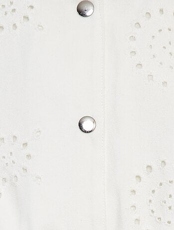 Jasje met broderie anglaise