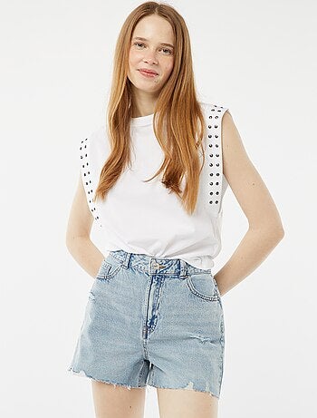 Kort spijkershort met decoratieve slijtplekken en raw-cut afwerking