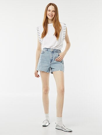 Kort spijkershort met decoratieve slijtplekken en raw-cut afwerking