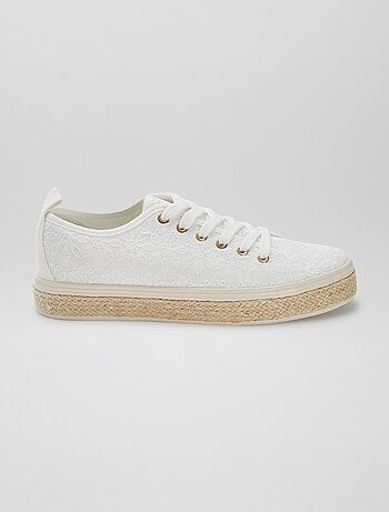 Lage sneakers met geborduurd bloemenmotief
