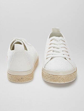 Lage sneakers met geborduurd bloemenmotief