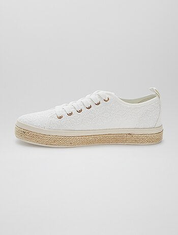 Lage sneakers met geborduurd bloemenmotief