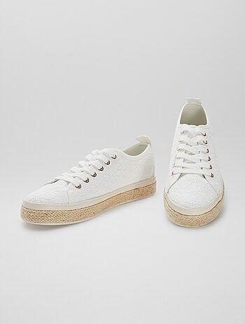 Lage sneakers met geborduurd bloemenmotief