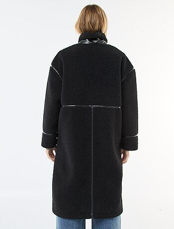 Lange jas met schapenvachteffect en inzetstukken van imitatieleer