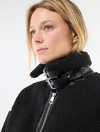 Lange jas met schapenvachteffect en inzetstukken van imitatieleer