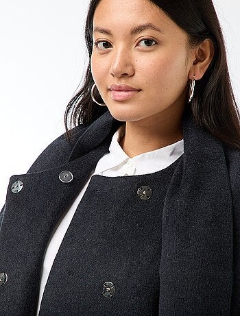 Lange jas met woleffect en ronde hals met gestikte sjaal