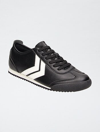 Minimalistische sneakers van imitatieleer