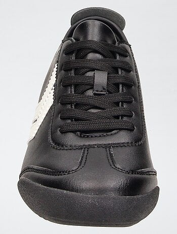 Minimalistische sneakers van imitatieleer