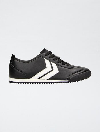 Minimalistische sneakers van imitatieleer