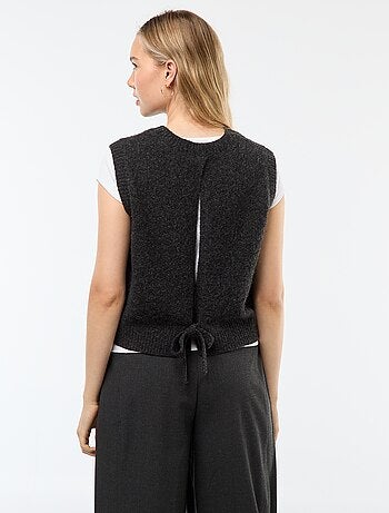 Mouwloos truitje van fijngebreid tricot