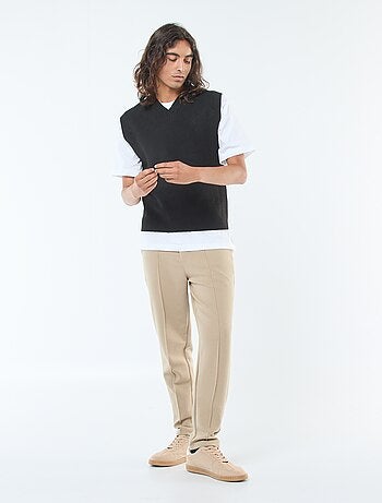 Mouwloze, gebreide trui met V-hals