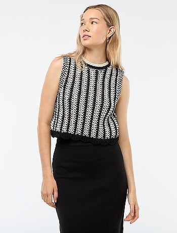 Mouwloze, gehaakte trui met golvende zoom