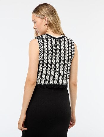Mouwloze, gehaakte trui met golvende zoom