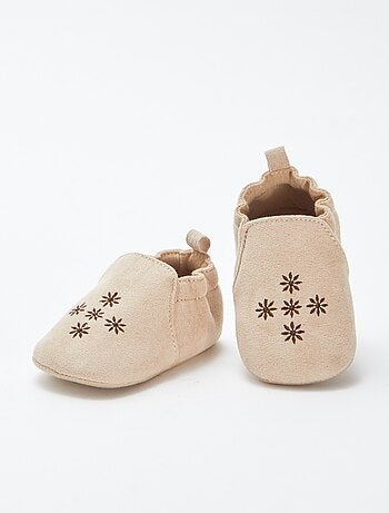 Pantoffels met borduursels van suèdine