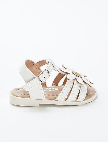Sandalen met bandjes en bloem in reliëf
