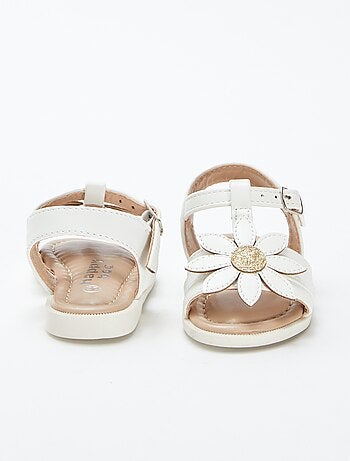 Sandalen met bandjes en bloem in reliëf