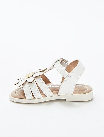 Sandalen met bandjes en bloem in reliëf
