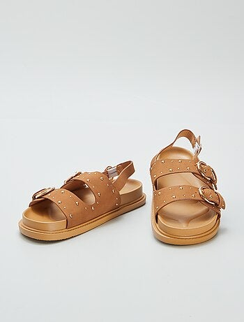Sandalen met studs op de riempjes