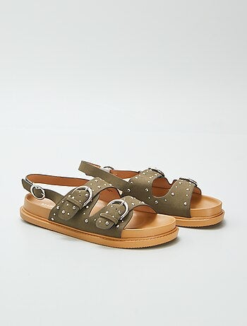 Sandalen met studs op de riempjes