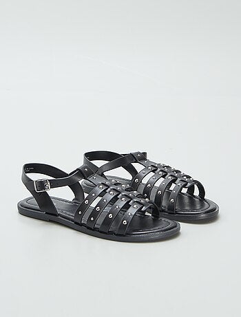 Sandalen met studs op de riempjes
