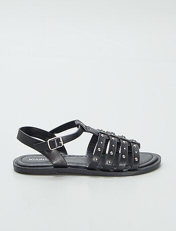 Sandalen met studs op de riempjes