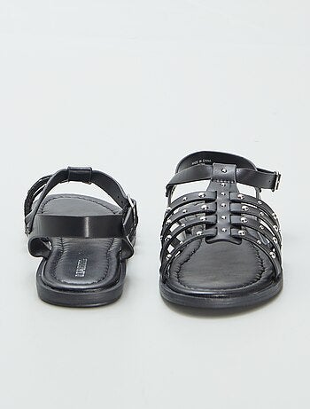 Sandalen met studs op de riempjes