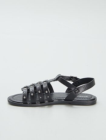 Sandalen met studs op de riempjes