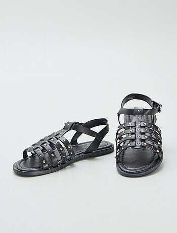 Sandalen met studs op de riempjes