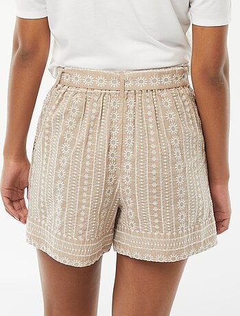 Short met riem en geborduurde motiefjes